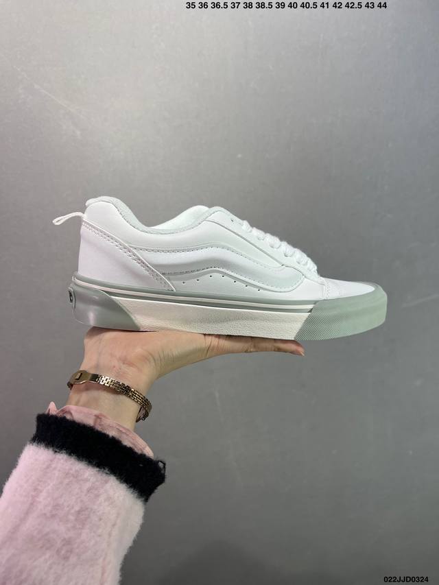 140 vans Classics Knu Skool 苏格兰格纹拼接 厚鞋舌面包鞋 vans联名超火的土豆鞋，复古经典，鞋头放大、包边上移加厚、鞋舌加厚。Va
