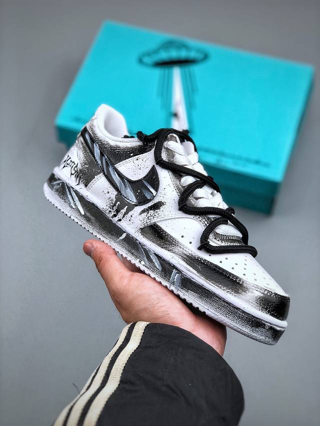 390支持放店 Nike Court Vision Low 校园风低帮复古篮球板鞋男女运动鞋。延续80年代复古篮球鞋，添加学院风细节。皮革组合鞋面，利落风格，重