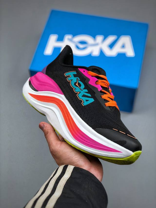 300支持放店 Hoka Skyward X Hoka采用双层超临界泡棉，中间夹层桥梁式碳纤维板，在缓震度极大化的同时，以碳板创造平衡的灵活柔软脚感，新奇超弹力