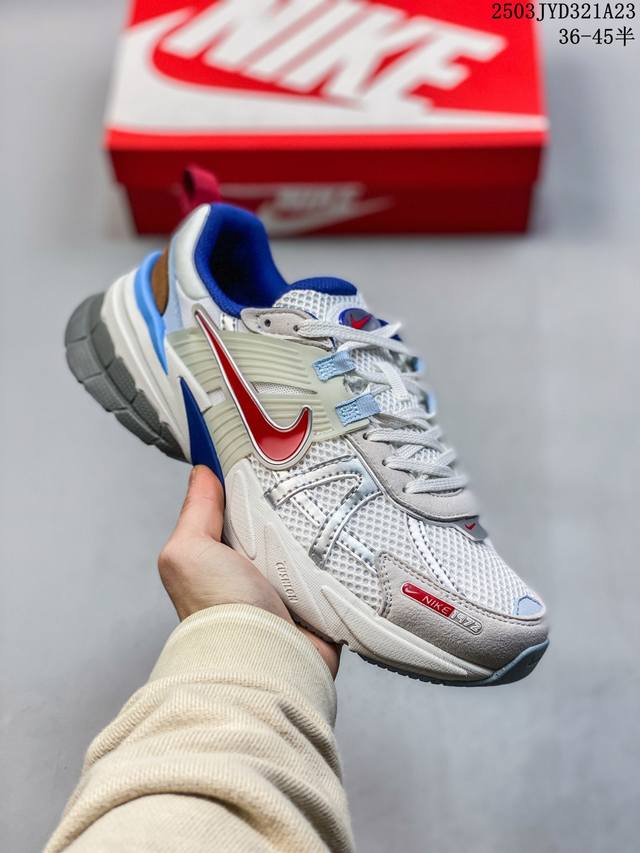 200 nike/耐克 V2K Run 减震防滑 复古低帮跑步鞋 超火复古跑鞋，采用太空革组合呼吸网眼布鞋面材质，搭载正确4层组合底模，嵌入Tpu加固稳定模块,