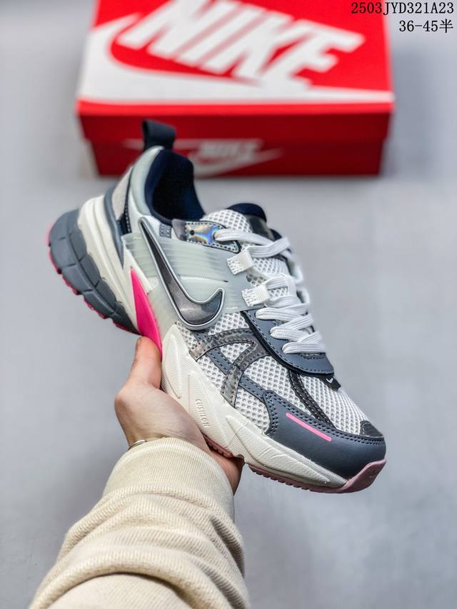 200 nike/耐克 V2K Run 减震防滑 复古低帮跑步鞋 超火复古跑鞋，采用太空革组合呼吸网眼布鞋面材质，搭载正确4层组合底模，嵌入Tpu加固稳定模块,