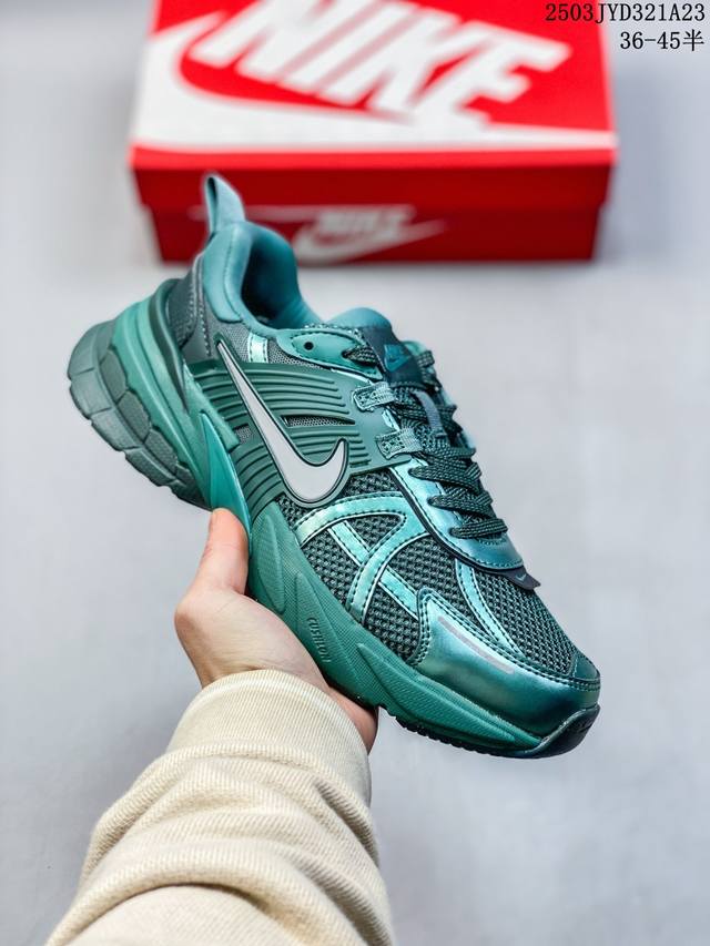 200 nike/耐克 V2K Run 减震防滑 复古低帮跑步鞋 超火复古跑鞋，采用太空革组合呼吸网眼布鞋面材质，搭载正确4层组合底模，嵌入Tpu加固稳定模块,