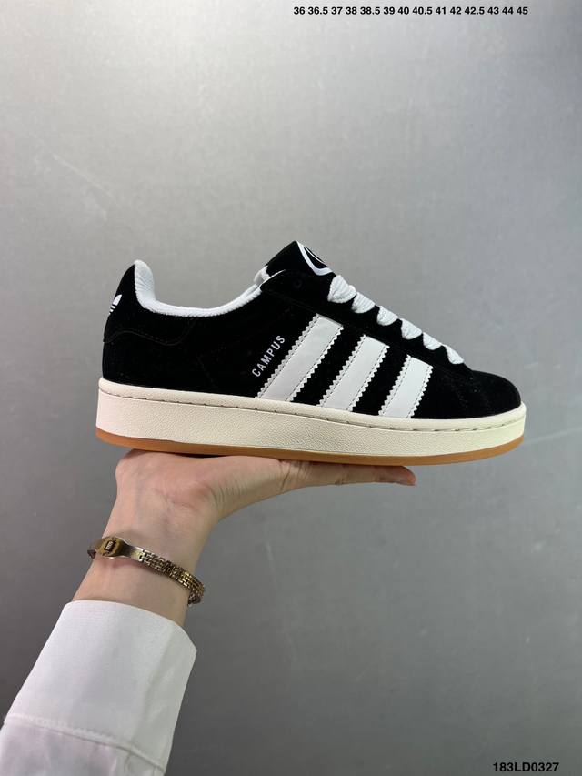 100 阿迪达斯 Adidas Originals Campus 00S 鞋身采用绒面皮料搭配白色常规皮革，质感上还是延续了经典 Campus 的设计。 鞋舌填