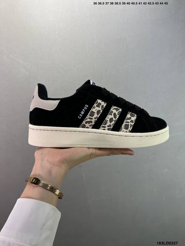 100 阿迪达斯 Adidas Originals Campus 00S 鞋身采用绒面皮料搭配白色常规皮革，质感上还是延续了经典 Campus 的设计。 鞋舌填