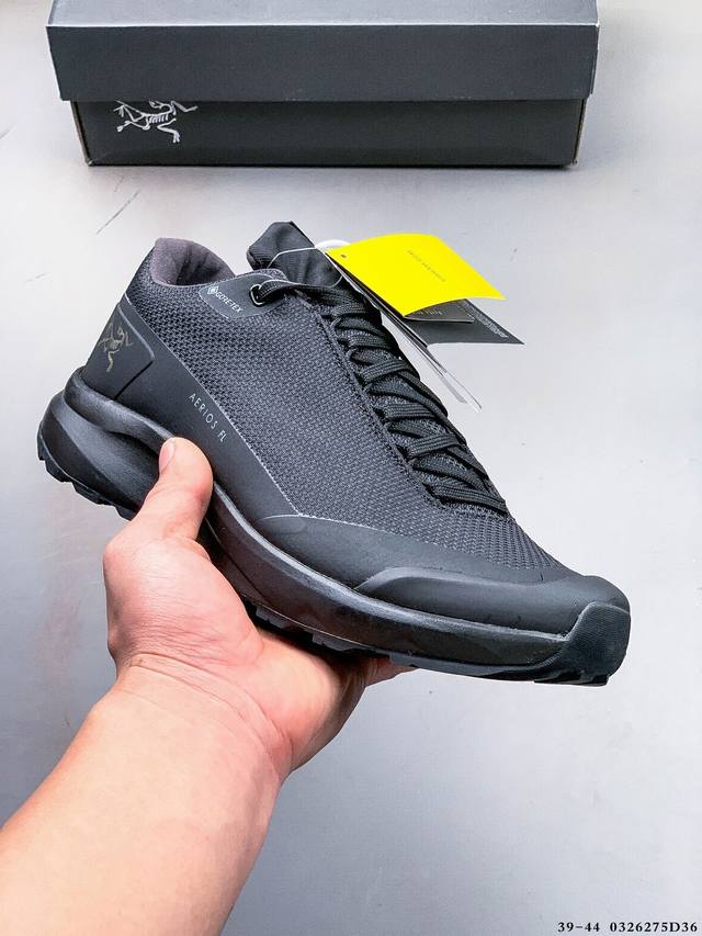 250 arc'teryx 始祖鸟 Aerios Fl Gtx 男子徒步鞋，采用压缩Eva泡沫内底，以及一体的Tpu铁芯，提高了灵活性和稳定性。Gore-Tex