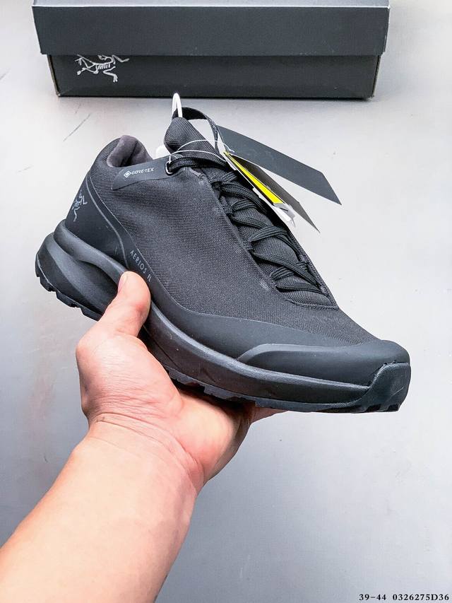 250 arc'teryx 始祖鸟 Aerios Fl Gtx 男子徒步鞋，采用压缩Eva泡沫内底，以及一体的Tpu铁芯，提高了灵活性和稳定性。Gore-Tex