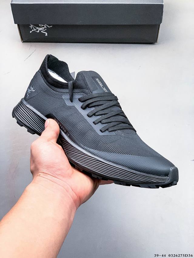 250 arc'teryx 始祖鸟 Aerios Fl Gtx 男子徒步鞋，采用压缩Eva泡沫内底，以及一体的Tpu铁芯，提高了灵活性和稳定性。Gore-Tex