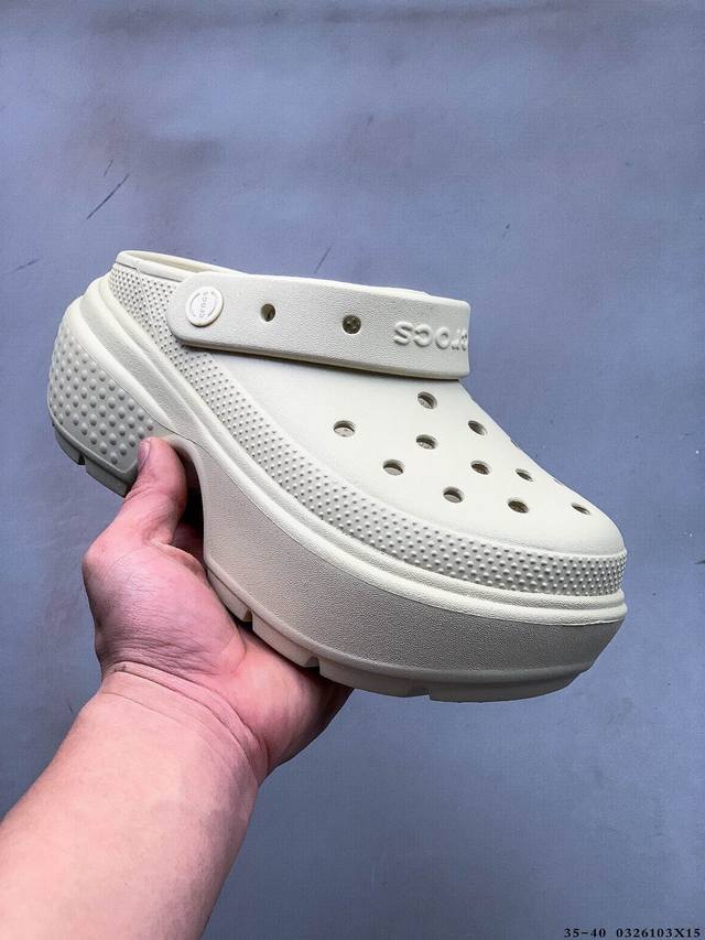 110 卡骆驰Crocs Classic Clog 新款雪屋厚底洞洞鞋！简约、潮流造型55Mm柔软厚底，鞋面孔洞可搭配智必星，一鞋两穿可调节式后跟带增添鞋身的稳