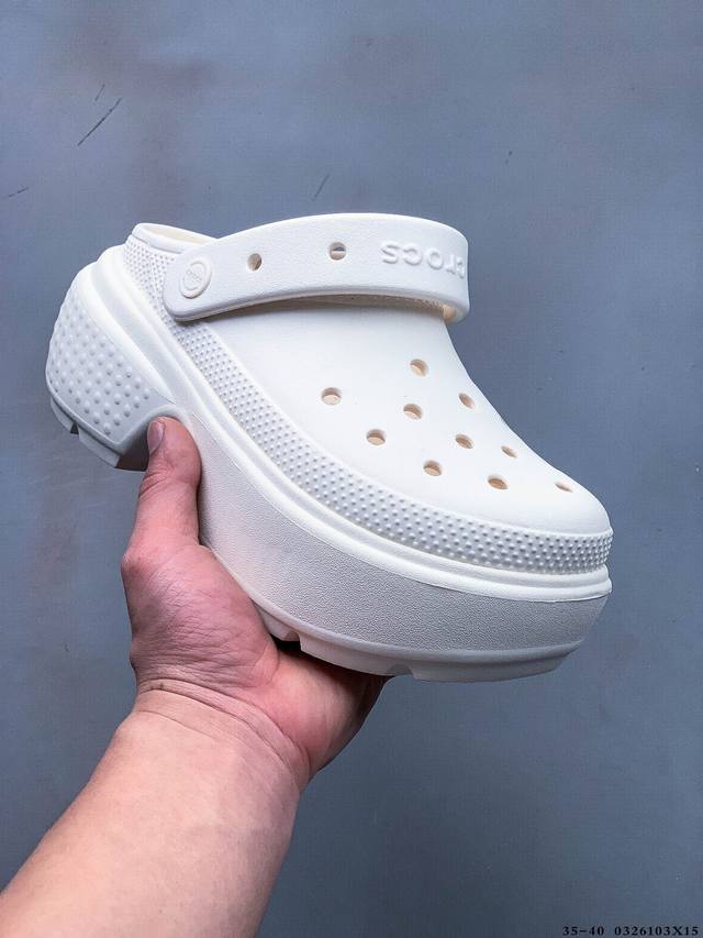 110 卡骆驰Crocs Classic Clog 新款雪屋厚底洞洞鞋！简约、潮流造型55Mm柔软厚底，鞋面孔洞可搭配智必星，一鞋两穿可调节式后跟带增添鞋身的稳