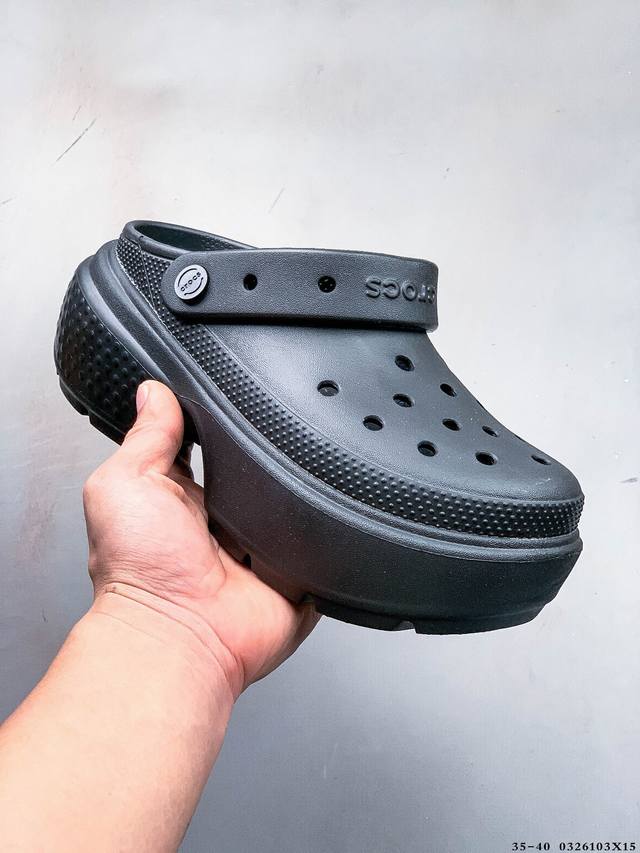 110 卡骆驰Crocs Classic Clog 新款雪屋厚底洞洞鞋！简约、潮流造型55Mm柔软厚底，鞋面孔洞可搭配智必星，一鞋两穿可调节式后跟带增添鞋身的稳