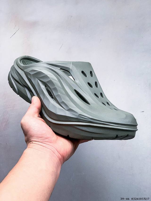 120 hoka One One夏奥拉Mule户外缓震拖鞋。流线型融合极简美学，包头鞋面，对脚掌有更好的包裹性，也满足防碰撞的功能性。鞋面多处开孔的气流通道，有