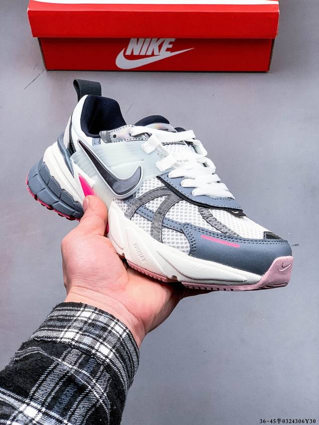 210 耐克Nike V2K Run新款百搭休闲跑步鞋 复古风潮 网面透气 紧致的鞋面材质提供良好的包裹性 鞋侧 Swoosh以及鞋头部分搭配增添不少亮点的镀铬