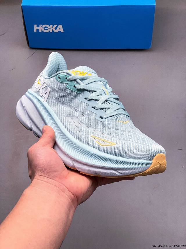 160 hoka One One 克利夫顿9 轻量级缓震跑步鞋！鞋款延续克利夫顿的最佳品质，继续呈现极致柔软和超凡轻盈的完美组合。 全新的鞋面加大透气网孔，提升