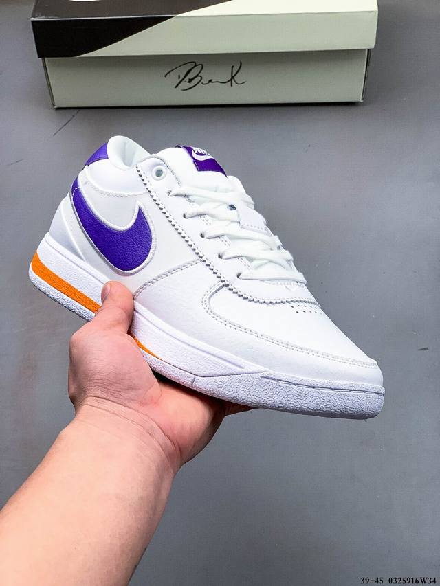 230 耐克篮球签名鞋运动员大家庭迎来新成员德文·布克（Devin Booker），及其第一款签名鞋——Nike Book 1。 耐克设计团队将坚实的Tpu抗扭