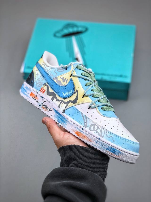 390支持放店 Nike Court Vision Low 心动假日 梦幻浪漫 白天蓝涂鸦休闲运动板鞋 纯原大厂出品 极力推荐低帮百搭透气休闲运动板鞋，经典耐用