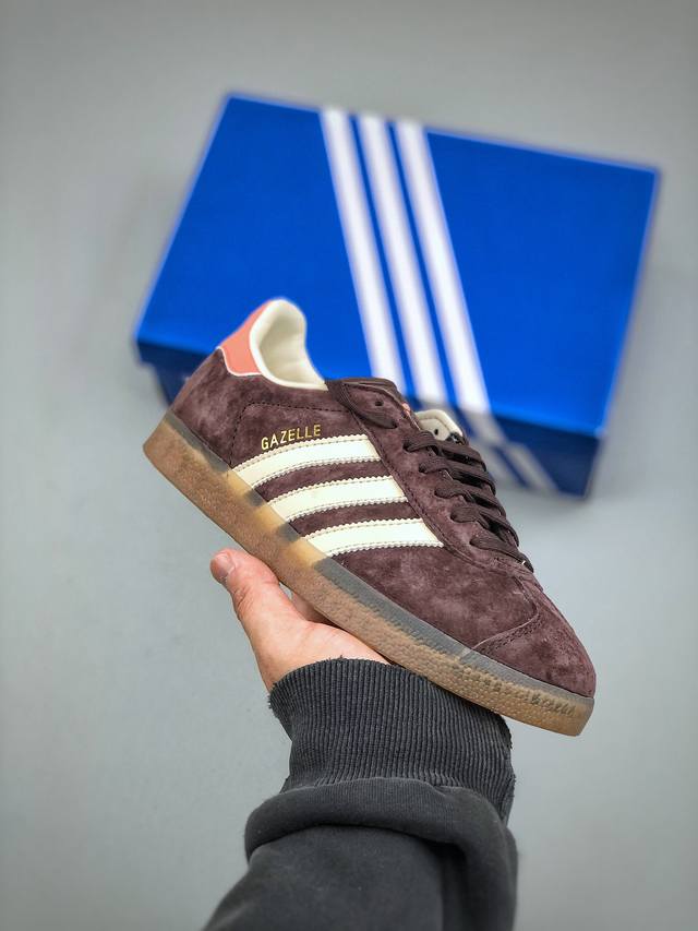 今日福利特价220 Adidas Originals Gazelle Indoor 三叶草休闲防滑耐磨低帮板鞋鞋头出色设计 塑就出众贴合感稳固的后跟贴合足部曲线