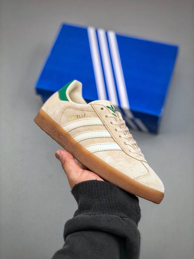 今日福利特价220 Adidas Originals Gazelle Indoor 三叶草休闲防滑耐磨低帮板鞋鞋头出色设计 塑就出众贴合感稳固的后跟贴合足部曲线