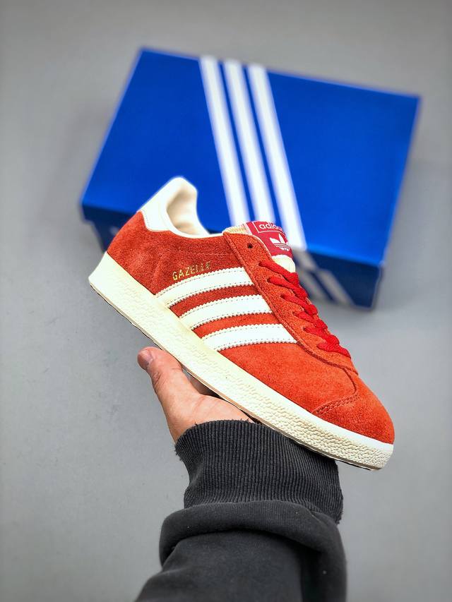 今日福利特价220 Adidas Originals Gazelle Indoor 三叶草休闲防滑耐磨低帮板鞋鞋头出色设计 塑就出众贴合感稳固的后跟贴合足部曲线