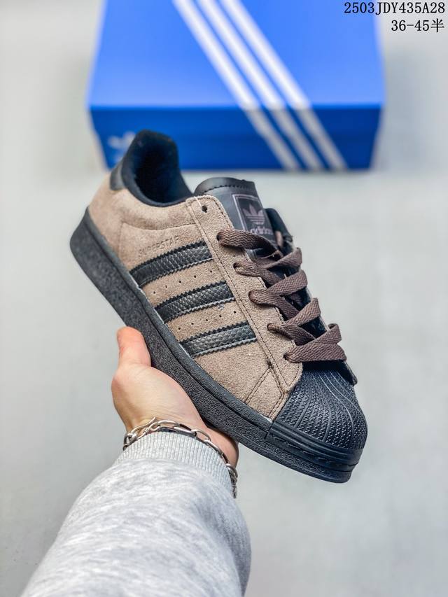 140 阿迪达斯/Adidas Superstar 三叶草经典贝壳头系列 新款休闲板鞋潮流男女士运动鞋 鞋面柔软皮革材质 标志性的贝壳鞋头，锯齿三条纹，简约的线