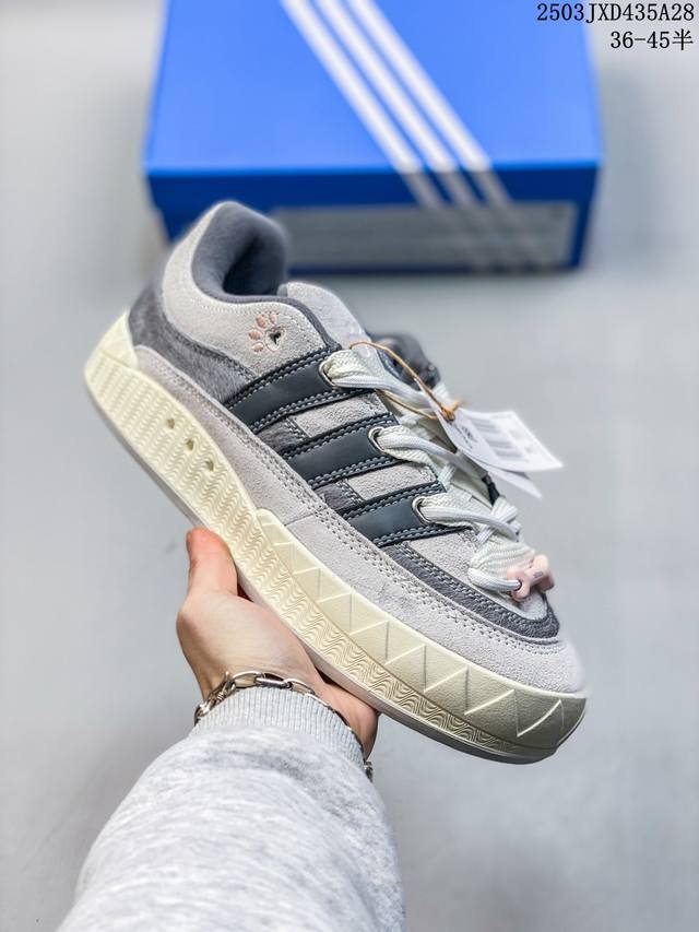 180 公司级Adidas Adimatic Low 马蒂奇系列低帮 复古鲨鱼面包鞋运动休闲滑板板鞋 整个鞋面由色彩艳丽的麂皮制成 搭配品牌标志性大尺寸三条纹