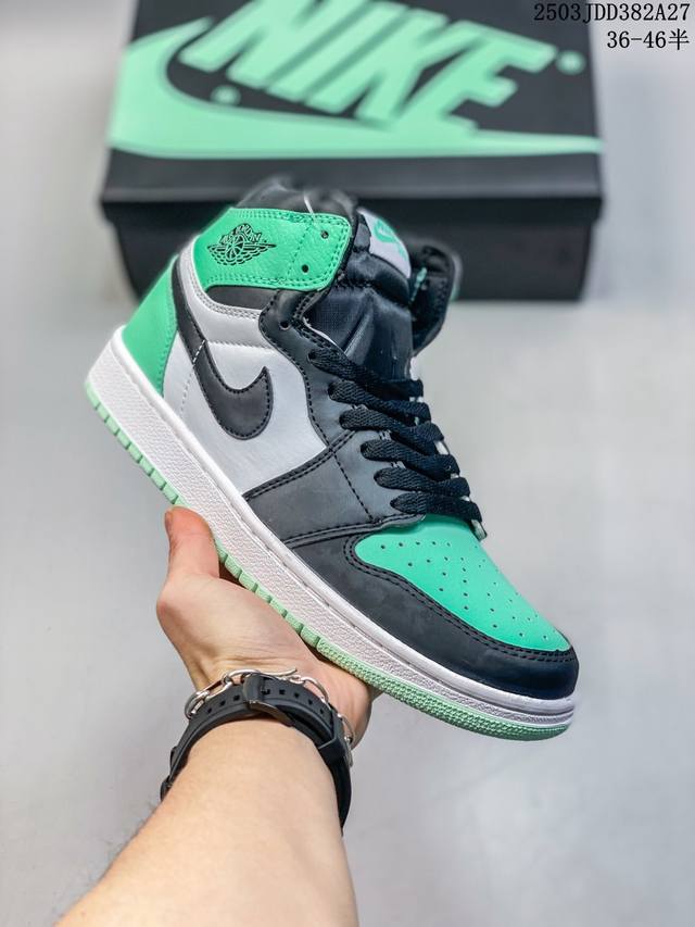 130 真标耐克女款运动板鞋 Nike Air Jordan 1 Retro High Og 乔丹一代Aj1 乔1 Aj1 篮球鞋复刻运动鞋。皮面高帮板鞋的设计