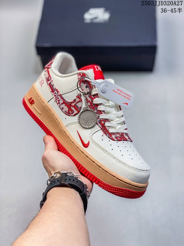 140耐克 Nike Air Force 1 '07 Low 空军一号含气垫 低帮百搭厚底增高休闲运动板鞋。柔软、弹性十足的缓震性能和出色的中底设计，横跨复古与