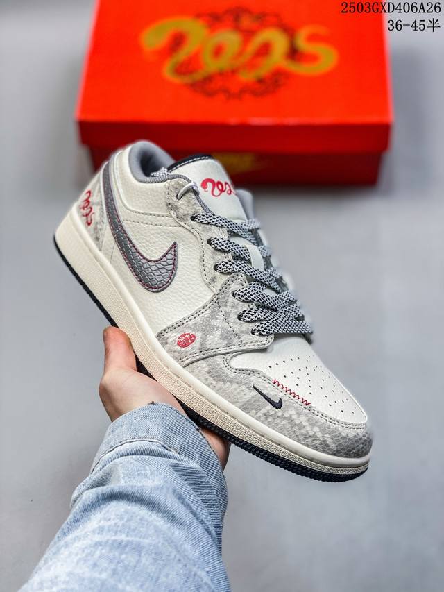 310 海外爆款限量发售！Nike Jordan Air Jordan 1“蛇年限定——灰银蛇鳞” 高端定制 低帮 复古 减震 防滑 耐磨 篮球鞋 定制鞋盒 大