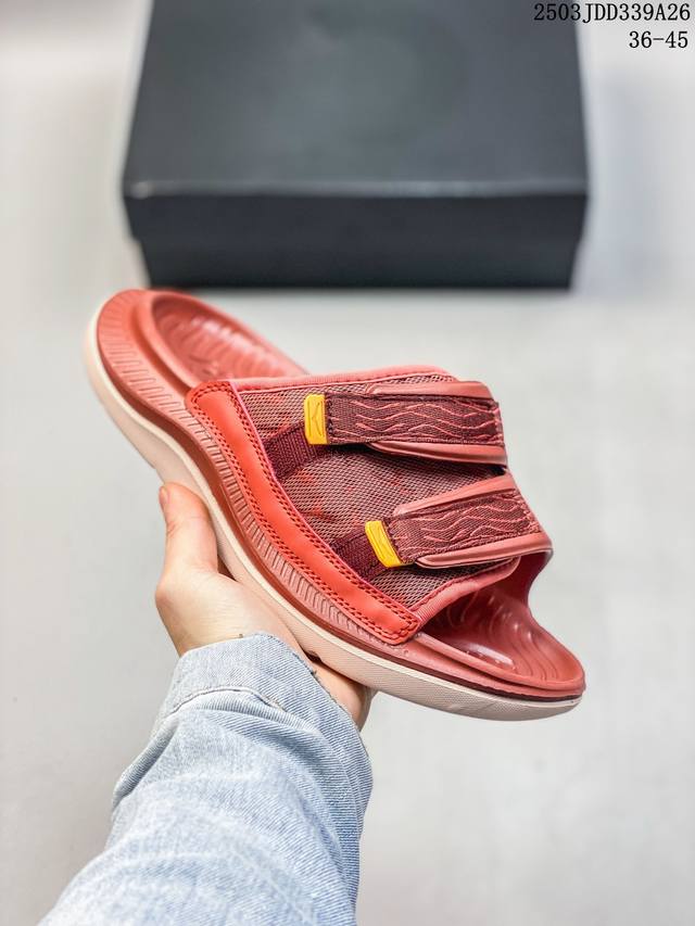 130 hoka One Ora Recovery Slide 3 运动拖鞋！ 外观时尚大气 鞋底采用耐磨材质 细致做工 彰显品牌魅力 微翘式鞋头设计，响应灵活