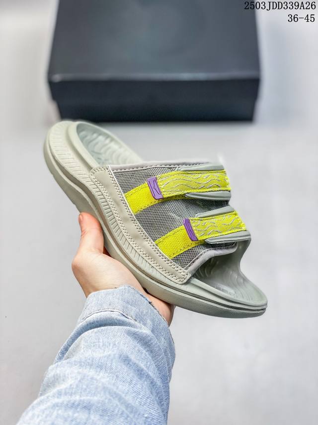 130 hoka One Ora Recovery Slide 3 运动拖鞋！ 外观时尚大气 鞋底采用耐磨材质 细致做工 彰显品牌魅力 微翘式鞋头设计，响应灵活