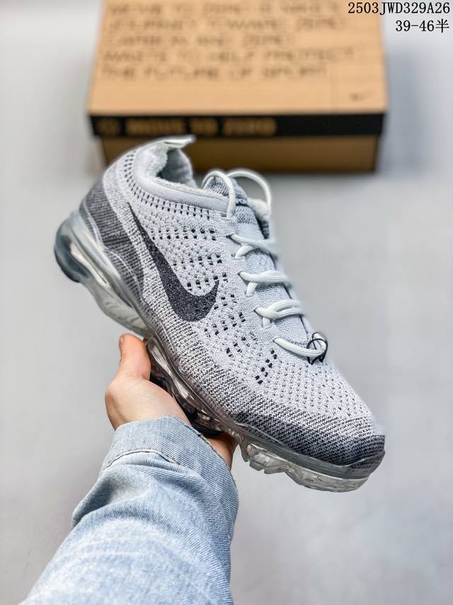 210 nike/耐克 原楦原纸版开发，采用双层纹路织法Flyknit织法编织鞋面材质，搭载全掌Air Max球状透明缓震气垫，外置橡胶外底模块「大气垫神鞋」新