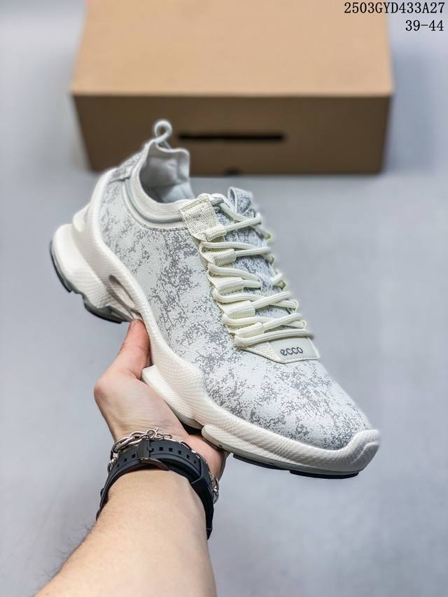 330 ecco爱步 广东原版透气 配备原版三件套 防尘纸 高弹大底 全头层牛皮 新款百搭休闲款 纯手工制成 鞋面走线工整 清晰质感 原单品质 拼接运动透气网布