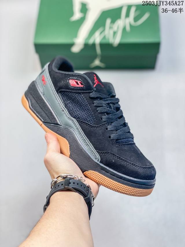 150 jordan/乔丹 原楦开发版型，采用翻毛皮组合粒面牛剖革鞋面材质，缜密定位拉帮及注胶效果，中底Pu内嵌开窗式Air缓震气垫颜值没的说！耐克Nike A