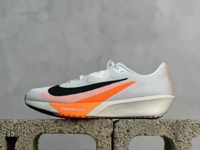j版220 放店私 nk Zoom Rival Fly 4 耐克超弹轻盈跑步鞋 Fv6040-101 #鞋款搭载 Flyknit 材料 打造出众弹性 易于穿脱。