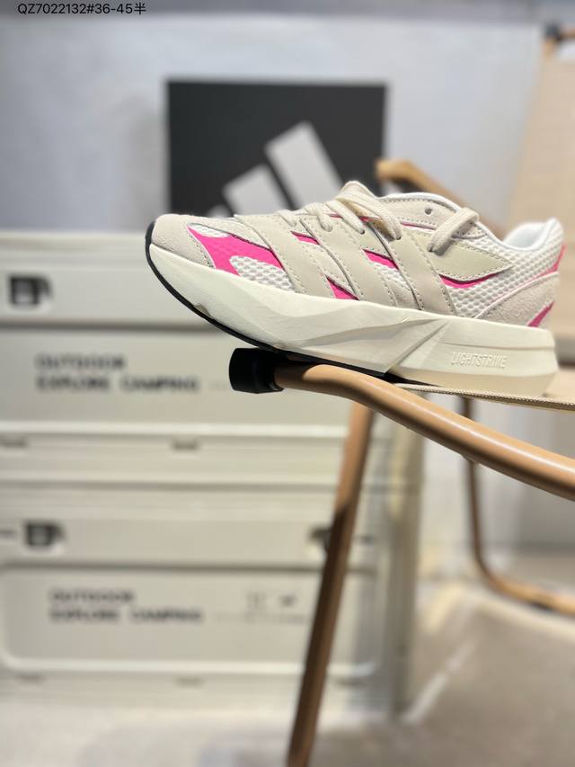 170 adidas Lightblaze 阿迪透气跑步鞋 麂皮网面拼接 官方同步上架 简约舒适防滑耐磨低帮 休闲老爹鞋 承载青春情怀的板鞋 经典三条杠装饰鞋侧