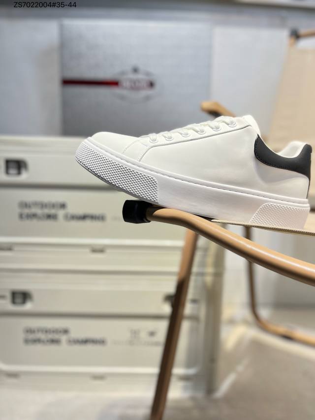 460 prada(普拉达)专柜同步上市， 新款男鞋、面料精选原版小牛皮，。头层进口丝绸牛皮内里。原版牛里垫脚！原版开模防滑Pu大底，精美线条、简约大气，上脚感