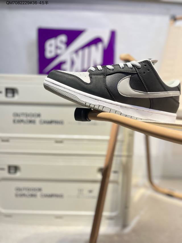 130 耐克Nike Dunk Low 板鞋Sb系列经典百搭休闲运动板鞋加厚鞋舌的填充，使舒适性大大提升，同时也更方便穿脱中底部分则加入了脚感柔软舒适Zooma