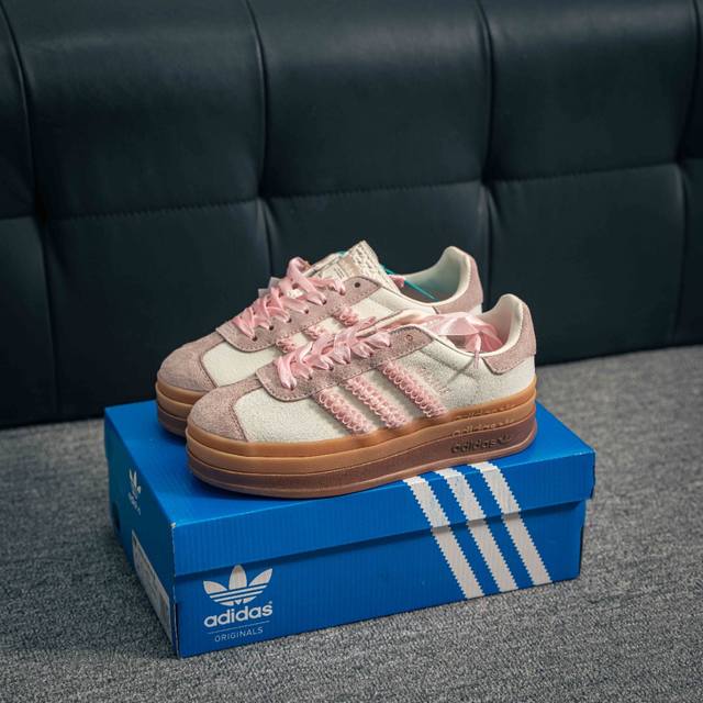 230 核心私 adidas Gazelle Bold W 三叶草复古防滑耐磨低帮板鞋 鞋款采用柔软的绒面革和耐用的皮革衬里融合在橡胶外底上 货号：Jr8374