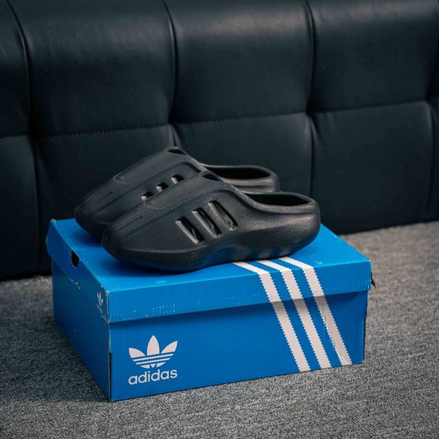 110 核心私 adidas/阿迪达斯 男女鞋采用工程力学开发楦型，泡超轻耐磨Md发泡一体成形鞋模 爆款锁定这双阿迪 Mule 帅到犯规！全新阿迪达斯Adida