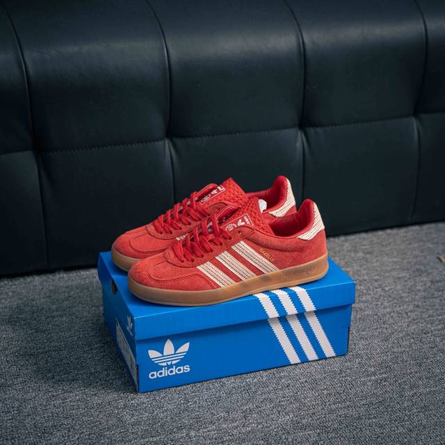 210 核心私 adidas Originals Gazelle Indoor 三叶草复古防滑耐磨低帮板鞋 鞋款采用柔软的绒面革和耐用的皮革衬里融合在橡胶外底上