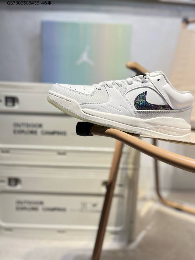 200 air Jordan Stadium 90 Aj 简约休闲板鞋 #充满了对 Tinker Hatfeld原创设计的致敬，包括中足网状面板、前足外侧的鲨鱼