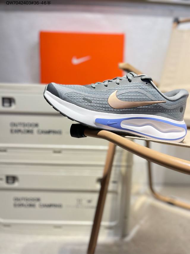 180 耐克 Nike Journey Run 男女透气公路运动跑步鞋 厚底增高老爹鞋 搭载柔软厚实的 Comfiride 泡绵缓震配置，助你征服充满挑战的路面