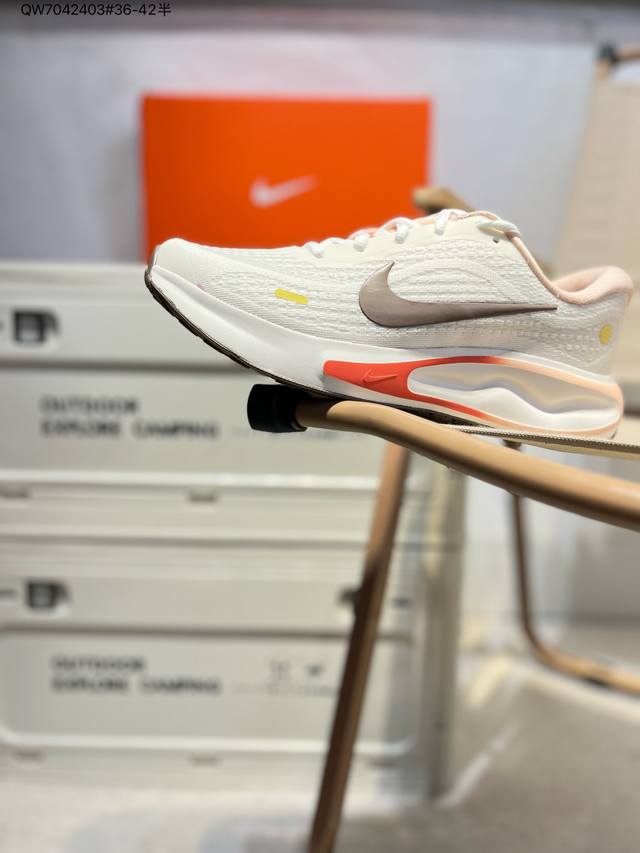180 耐克 Nike Journey Run 男女透气公路运动跑步鞋 厚底增高老爹鞋 搭载柔软厚实的 Comfiride 泡绵缓震配置，助你征服充满挑战的路面