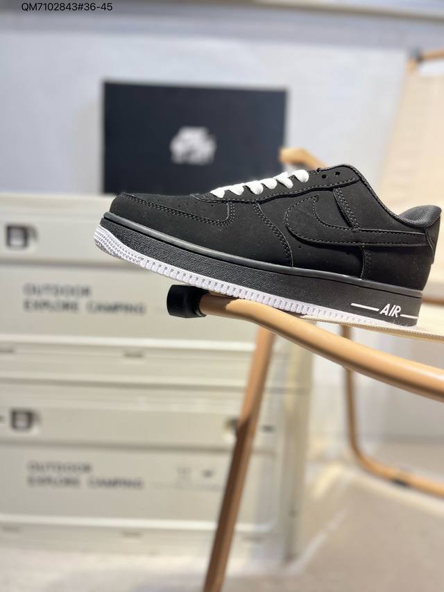 130 耐克 Nike Air Force 1 '07空军一号 百搭休闲运动板鞋。柔软、弹性十足的缓震性能和出色的中底设计，横跨复古与现代的外型结合，造就出风靡