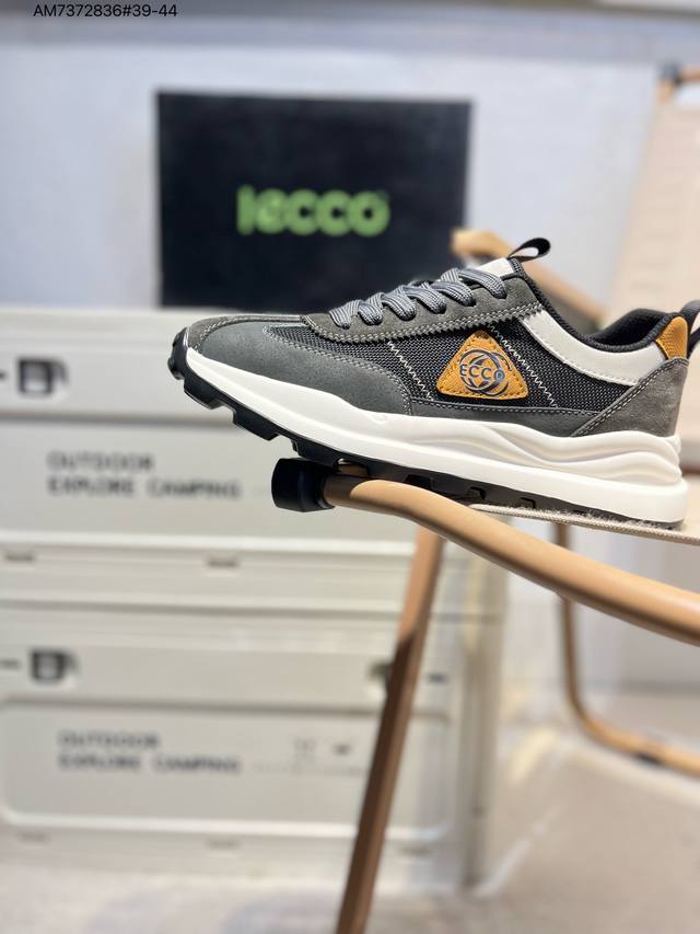 260 ecco爱步男鞋轻便透气舒适耐穿 亲肤吸汗舒适内里 防滑防磨 持久干爽 简约粗绳系带 穿脱更加方便 柔韧防滑大底 鞋底立体凹槽 凹凸花纹加持 增强防滑减