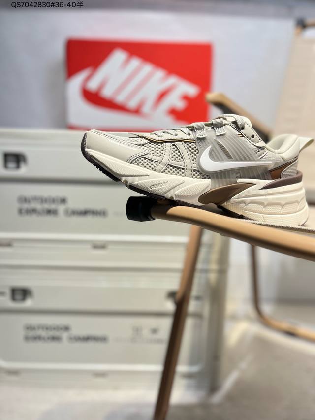 200 nk V2K Runtekk 减震防滑低帮 复古老爹鞋跑步鞋 鞋款被命名为 Runtekk 设计上借鉴了 2000 年的跑鞋风格 配色上以金属银为主调