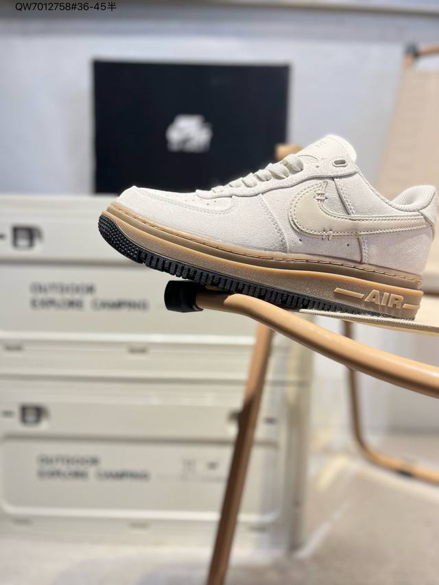 180 耐克 Nike Air Force 1 '07空军一号 百搭休闲运动板鞋。柔软、弹性十足的缓震性能和出色的中底设计，横跨复古与现代的外型结合，造就出风靡