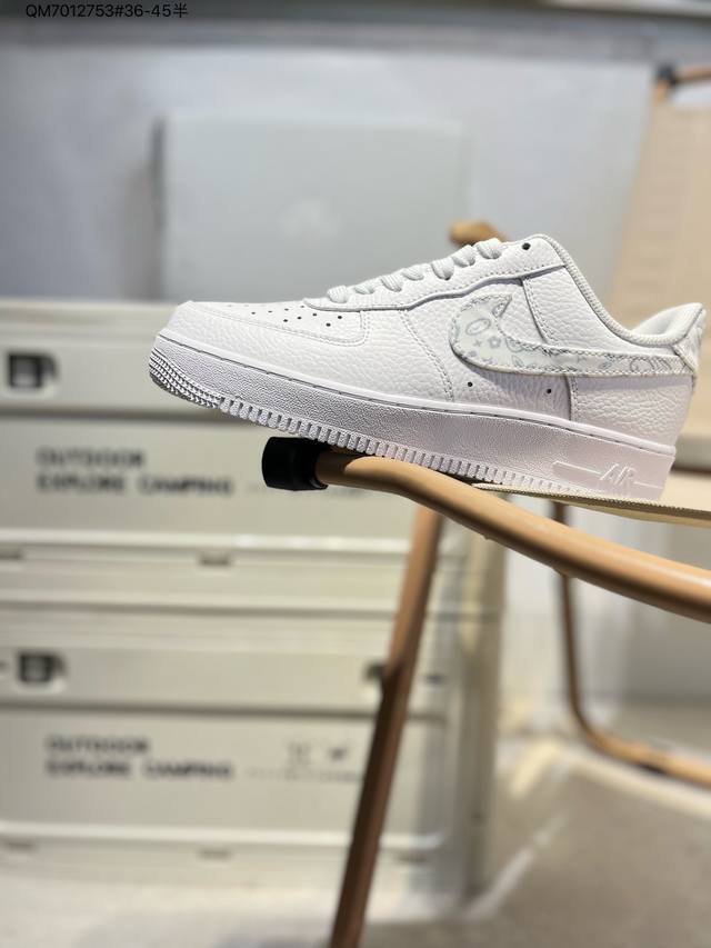 130 耐克 Nike Air Force 1 '07空军一号 百搭休闲运动板鞋。柔软、弹性十足的缓震性能和出色的中底设计，横跨复古与现代的外型结合，造就出风靡