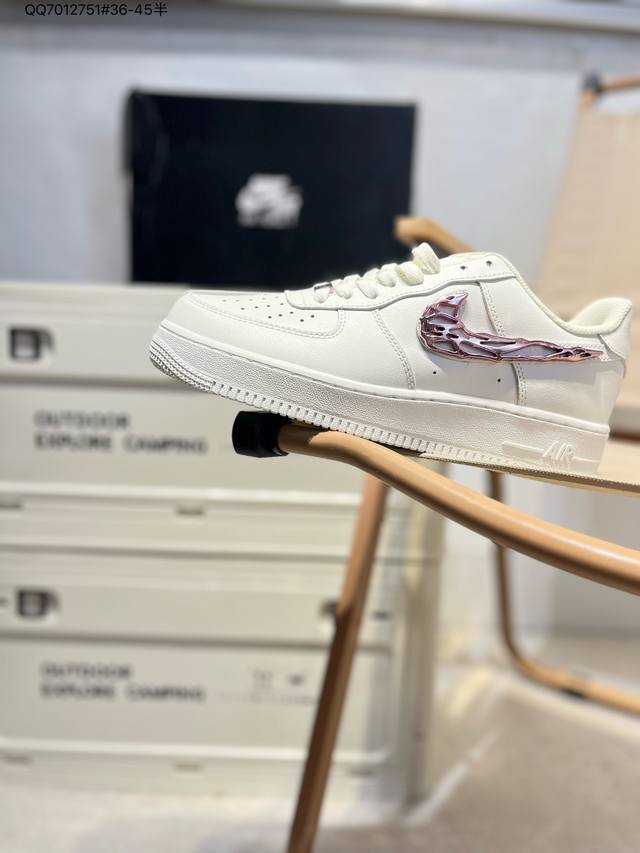 140 耐克 Nike Air Force 1 '07空军一号 百搭休闲运动板鞋。柔软、弹性十足的缓震性能和出色的中底设计，横跨复古与现代的外型结合，造就出风靡