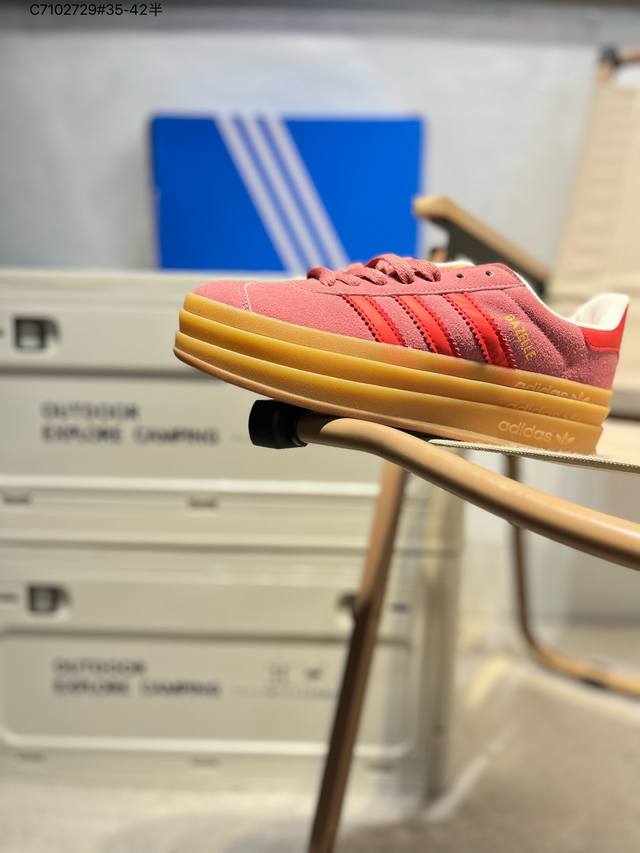 120 阿迪达斯（Adidas）三叶草Adidas Gazelle Bold复古怀旧风厚底增高运动板鞋潮。阿迪达斯万年不败的人气鞋款Gazelle ，以三层厚磅