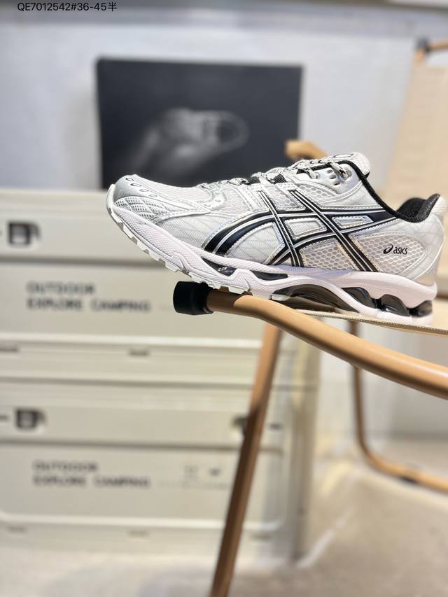 220 asics Gel-Nimbus 10.1亚瑟士经典跑鞋 如今机能风和户外风吹得正劲，便是主打“Urban Outdoor机能越野风格”，城市和户外场景